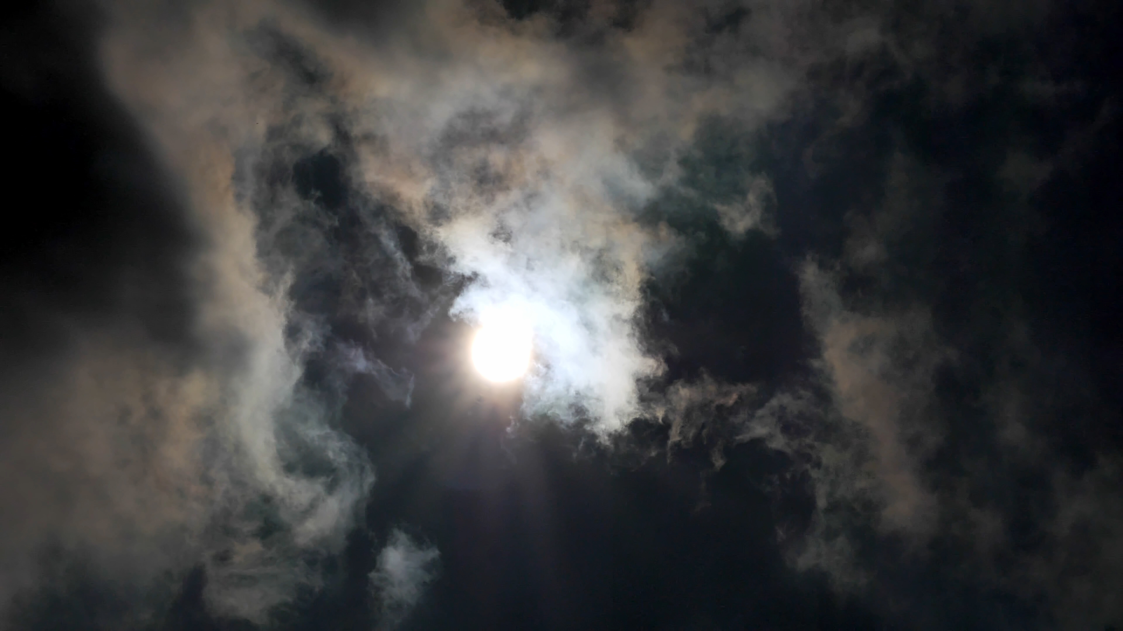 4K拍摄太阳穿梭云层延时视频的预览图