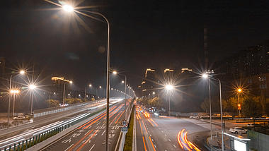 4K晚上天桥高架桥相交道路车流实拍延时视频的预览图
