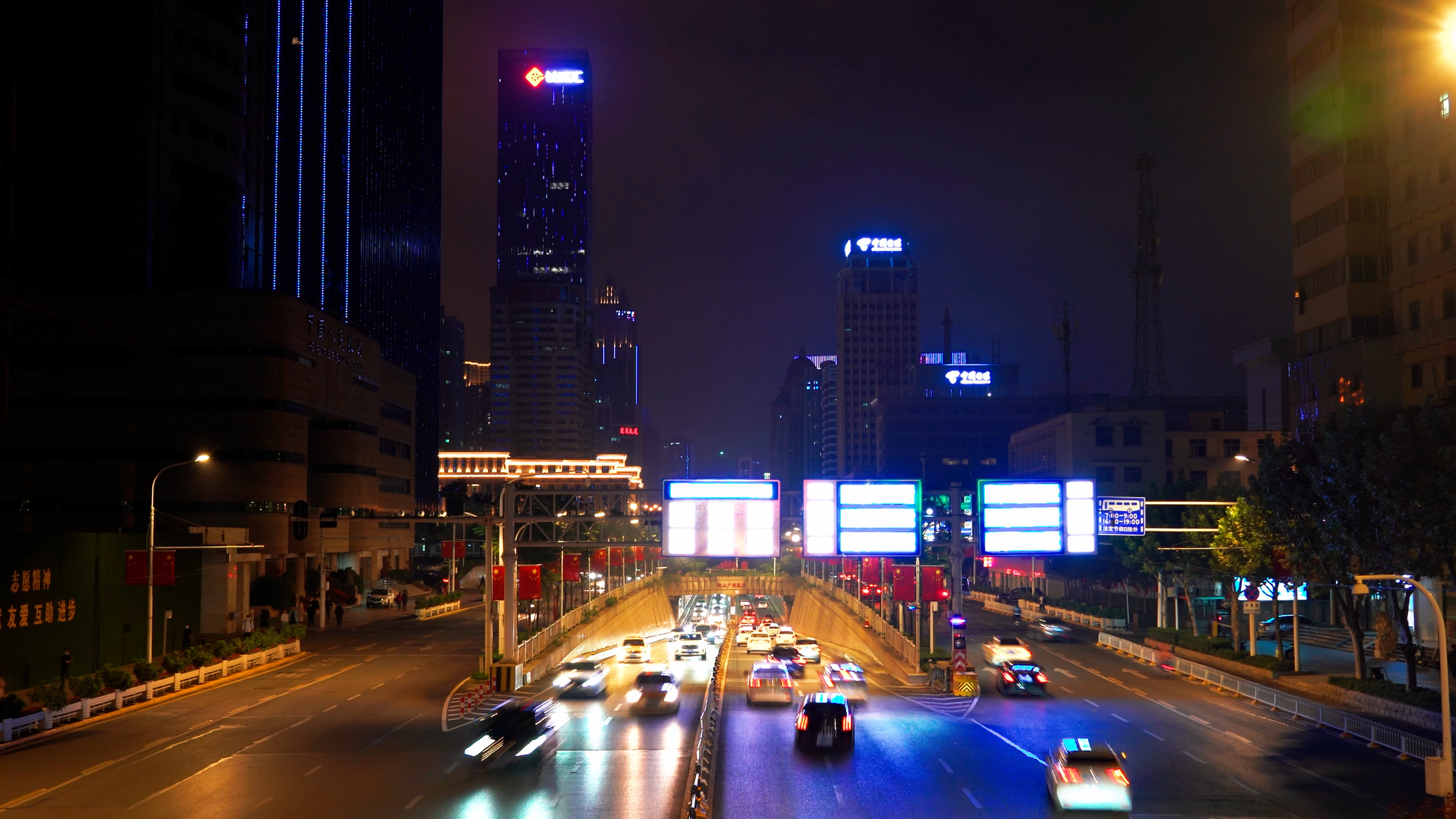 4K武汉城市交通车流中南路夜景实拍视频视频的预览图