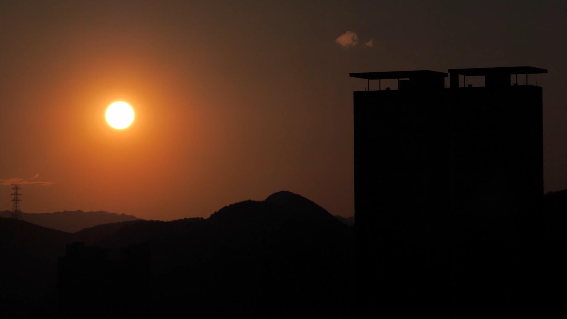 4K拍摄早晨太阳东升城市日出延时视频的预览图