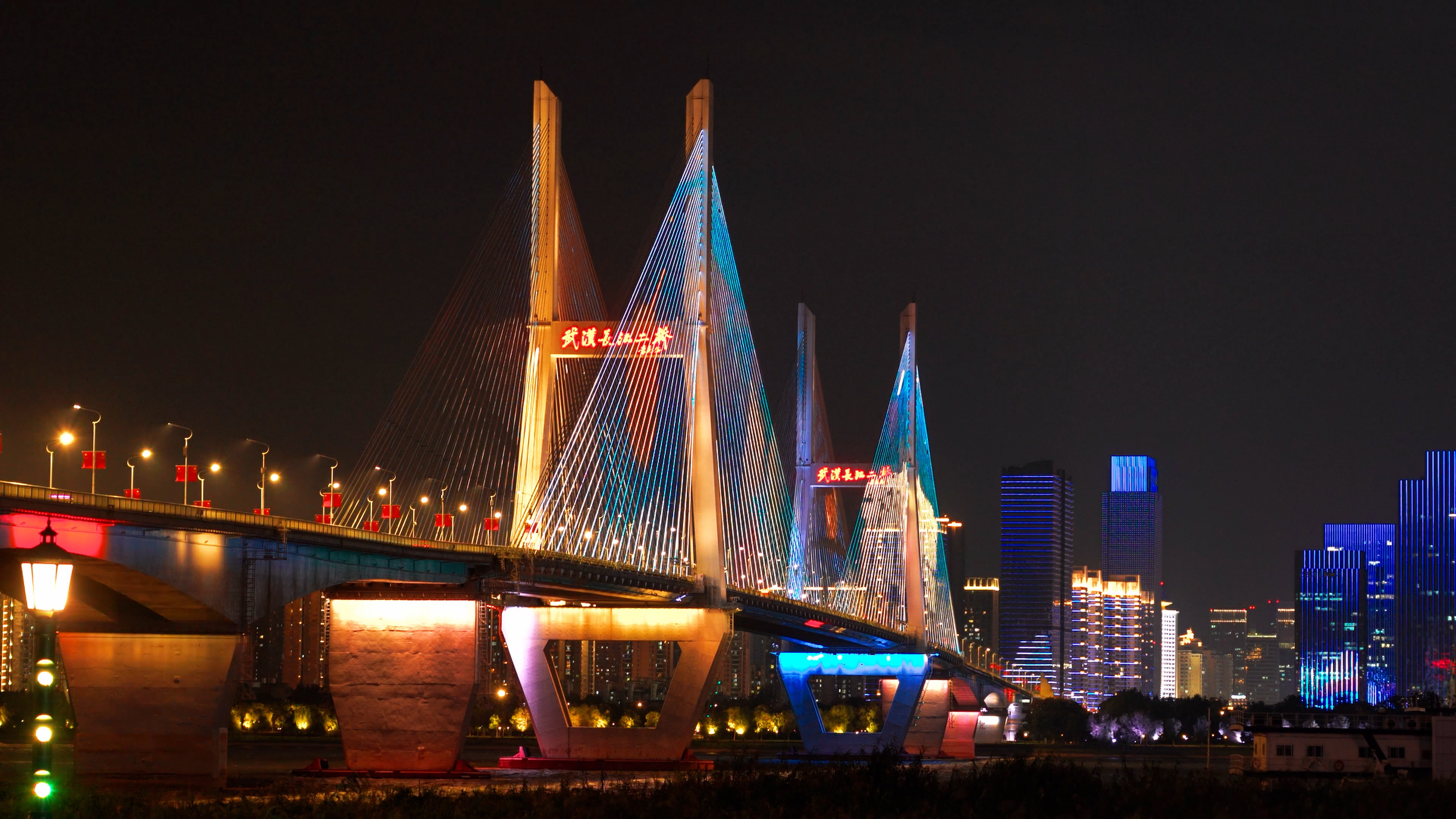 4K武汉城市长江二桥夜景实拍视频视频的预览图