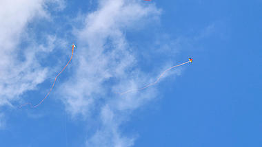 4K拍摄空中风筝放风筝实拍视频的预览图