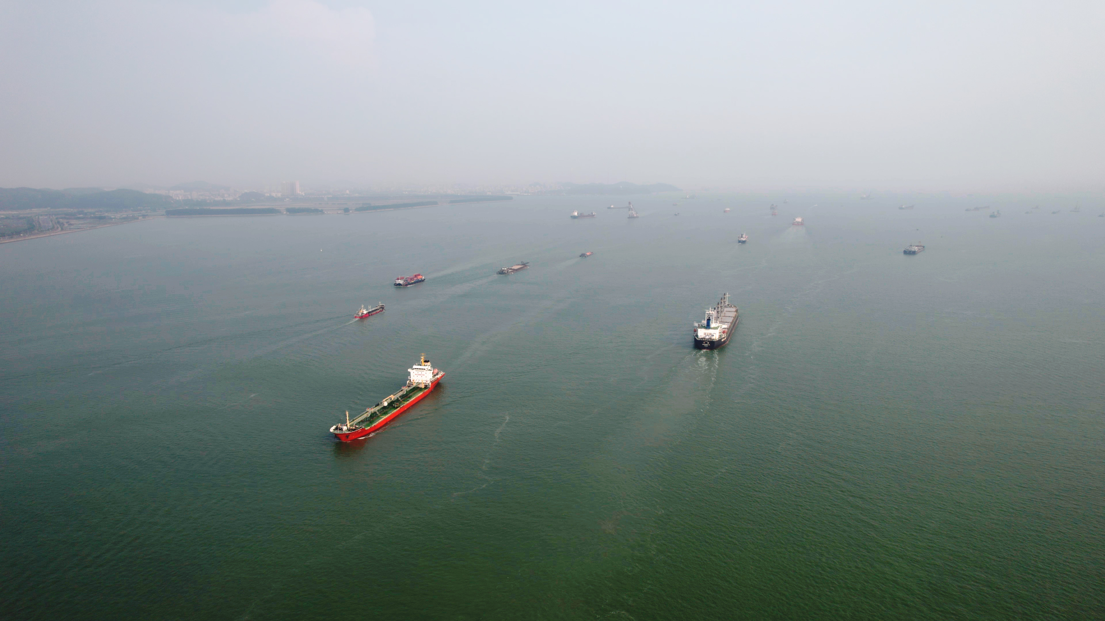 4k航拍珠江出海口商船繁忙行驶视频的预览图