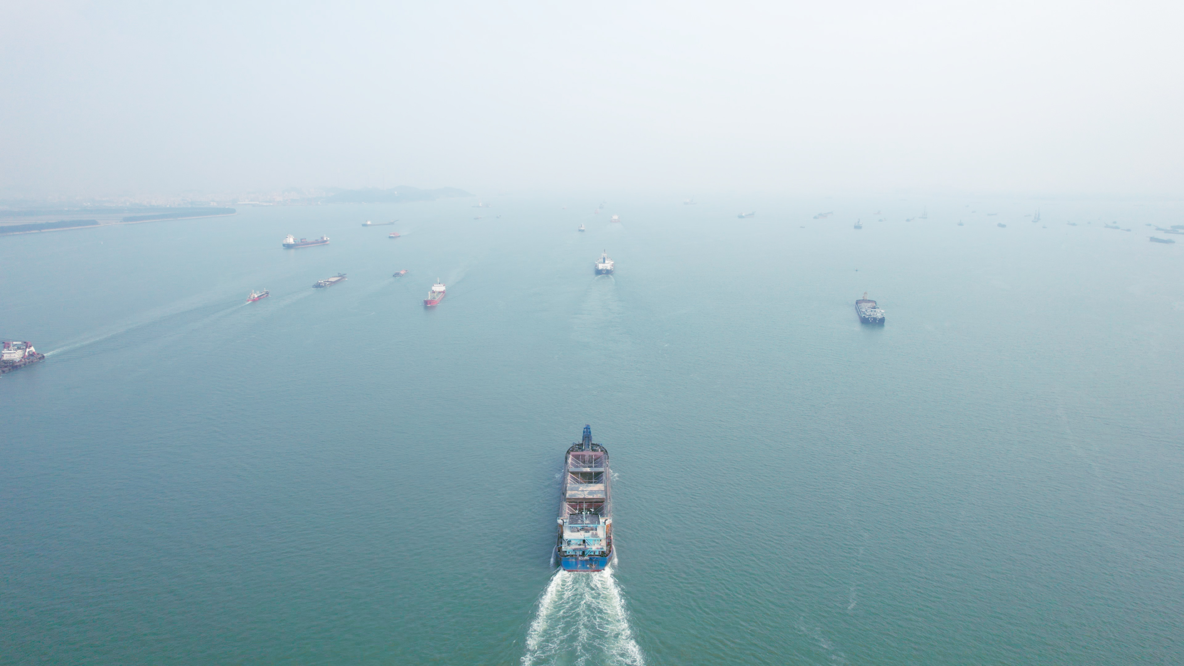 4k航拍运输船行驶在珠江出海口视频的预览图