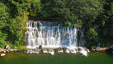 4K广西柳州蟠龙山瀑布实拍视频视频的预览图