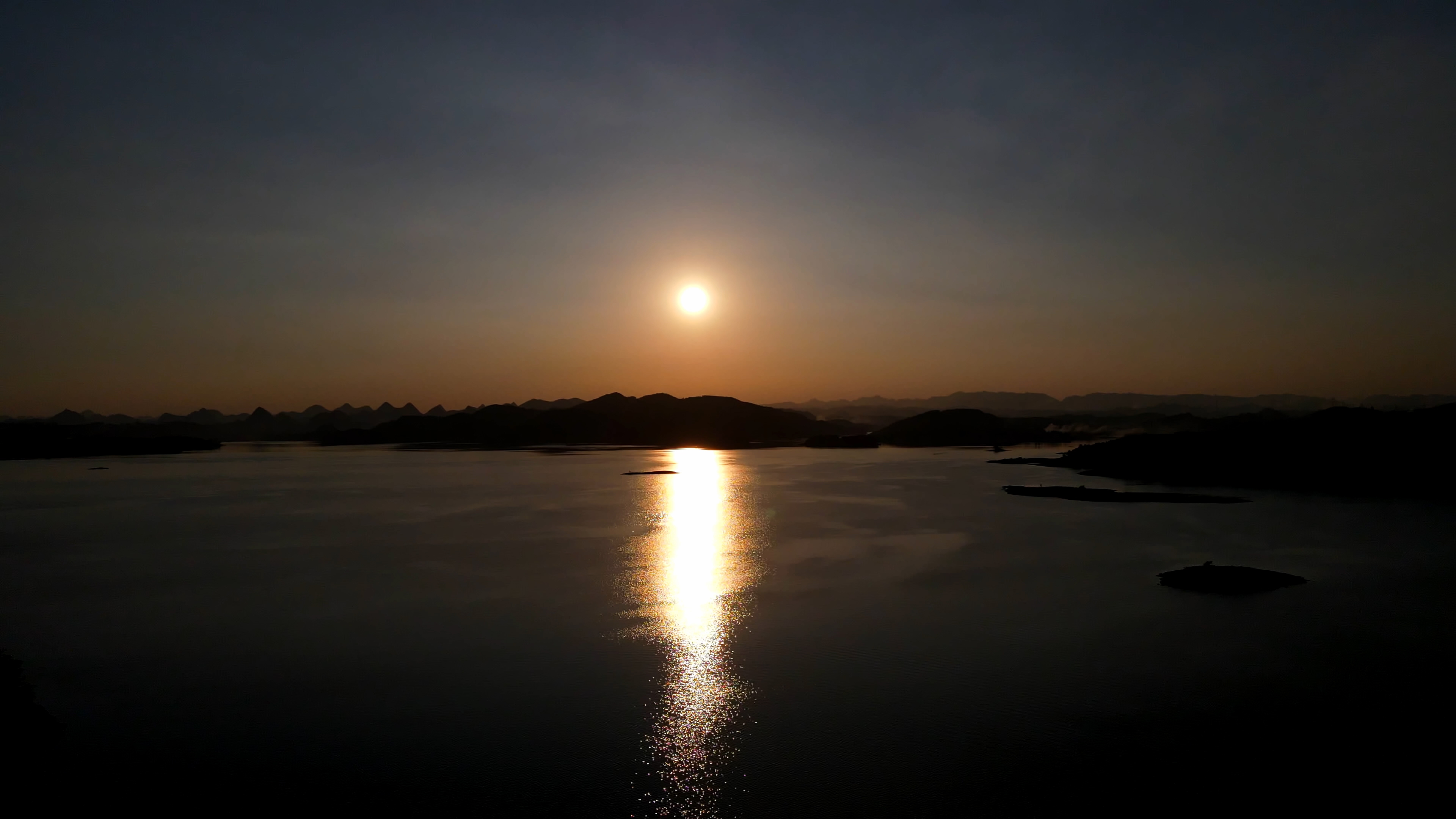 4K航拍4A景区湖面日落夕阳西下实拍视频的预览图