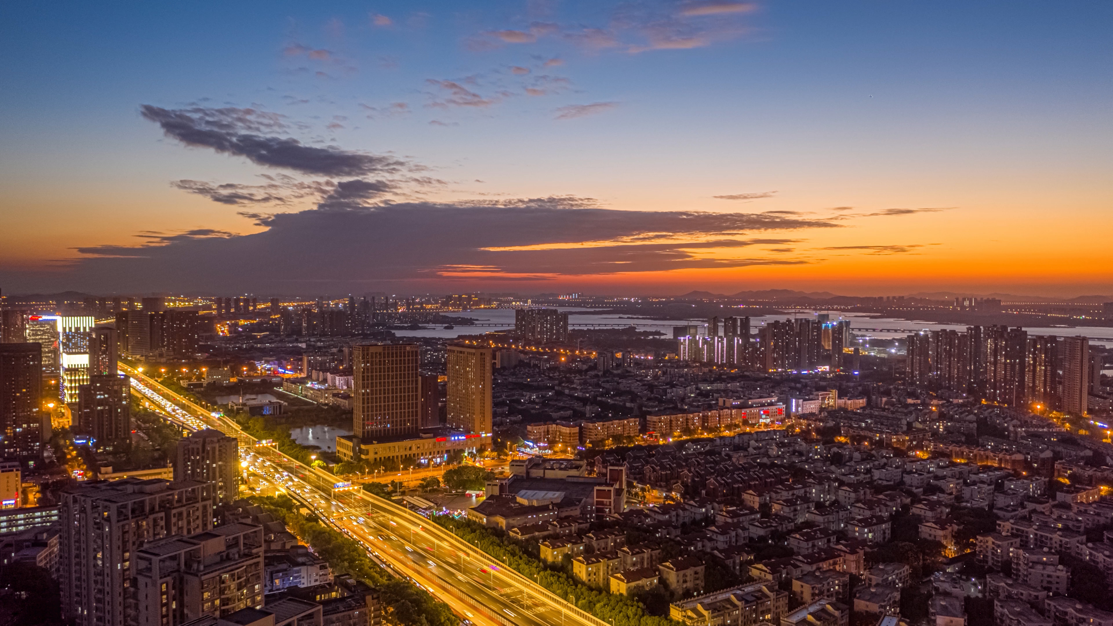 8K武汉城市震撼日落航拍延时实拍视频视频的预览图