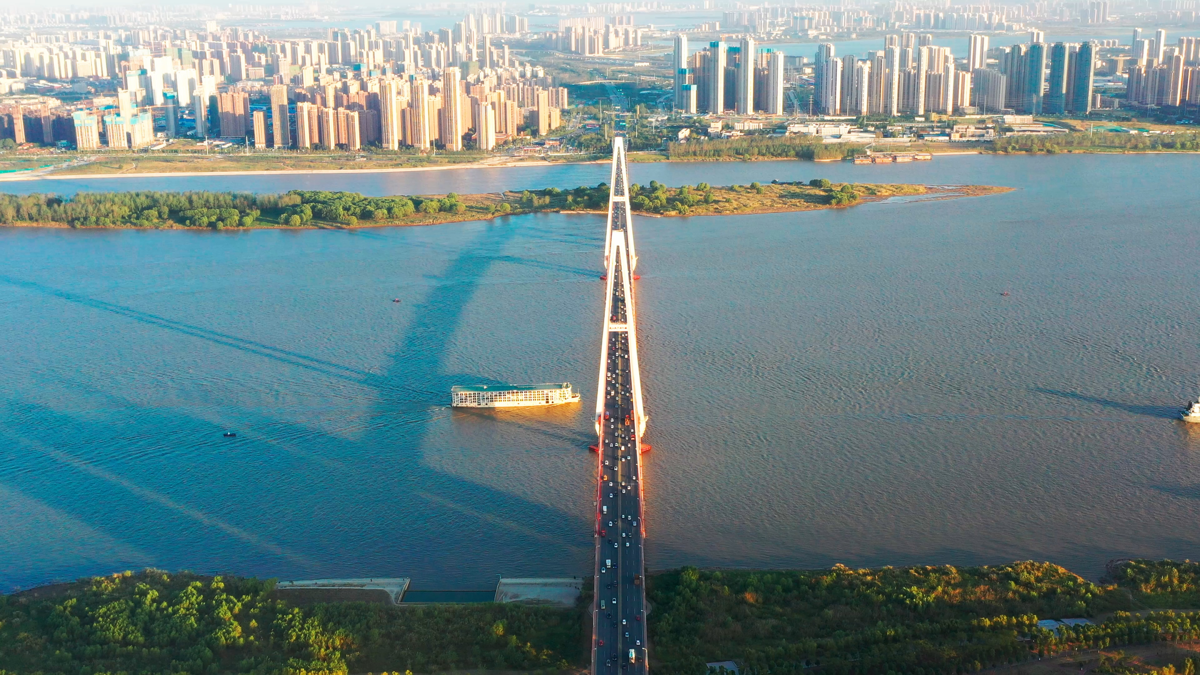 4K武汉城市建筑白沙洲大桥航拍实拍视频视频的预览图