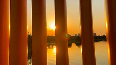 4K实拍旅途中的夕阳西下湖面倒影美景视频的预览图