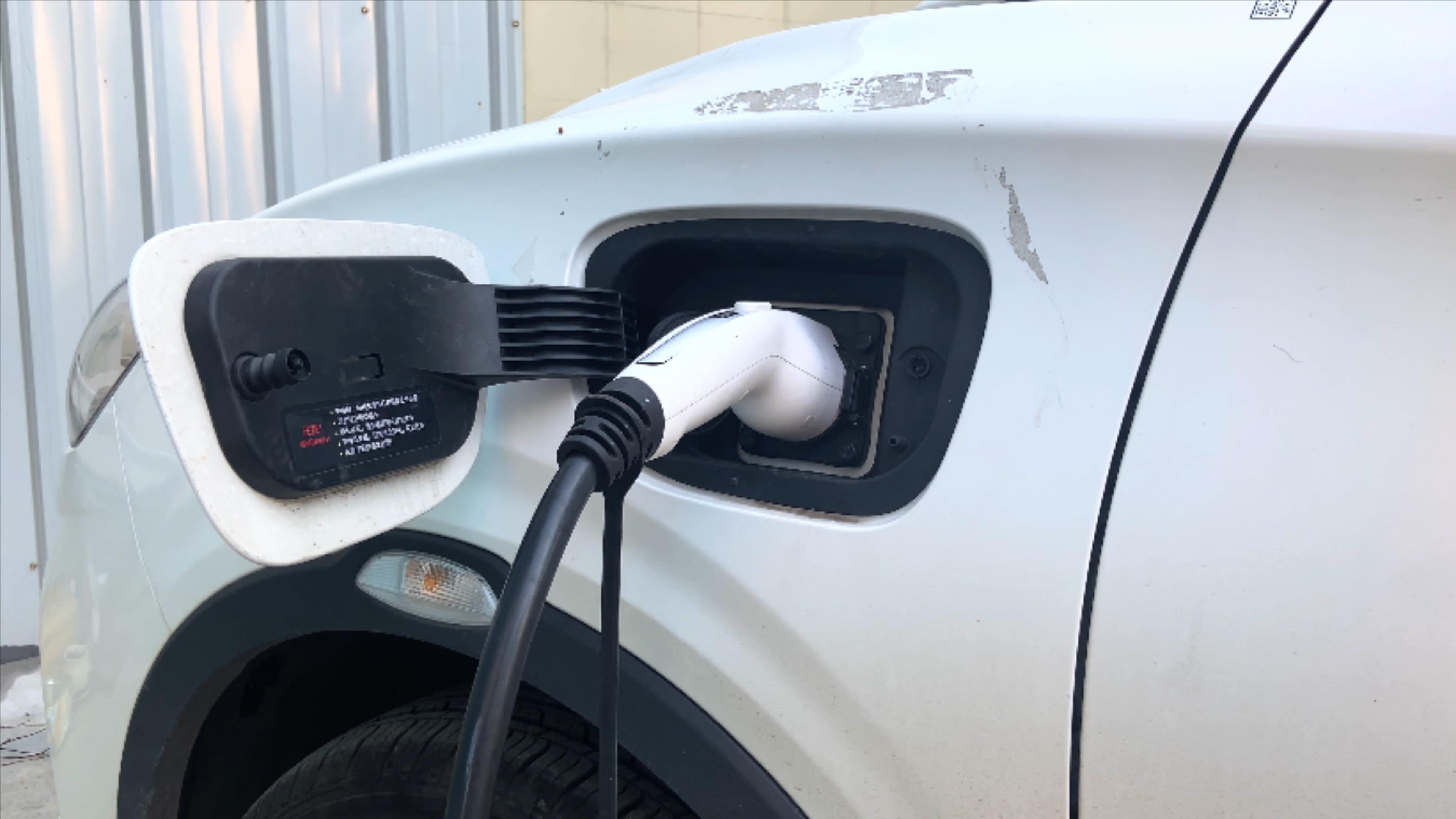 4K实拍新能源汽车充电电动汽车低碳出行视频的预览图