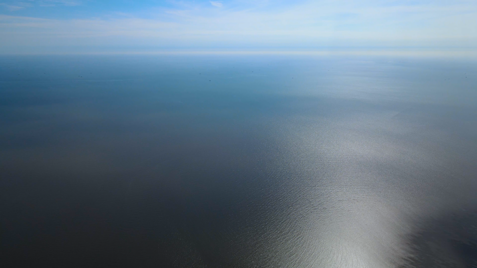 4K航拍广阔大海海洋蔚蓝空镜头视频的预览图