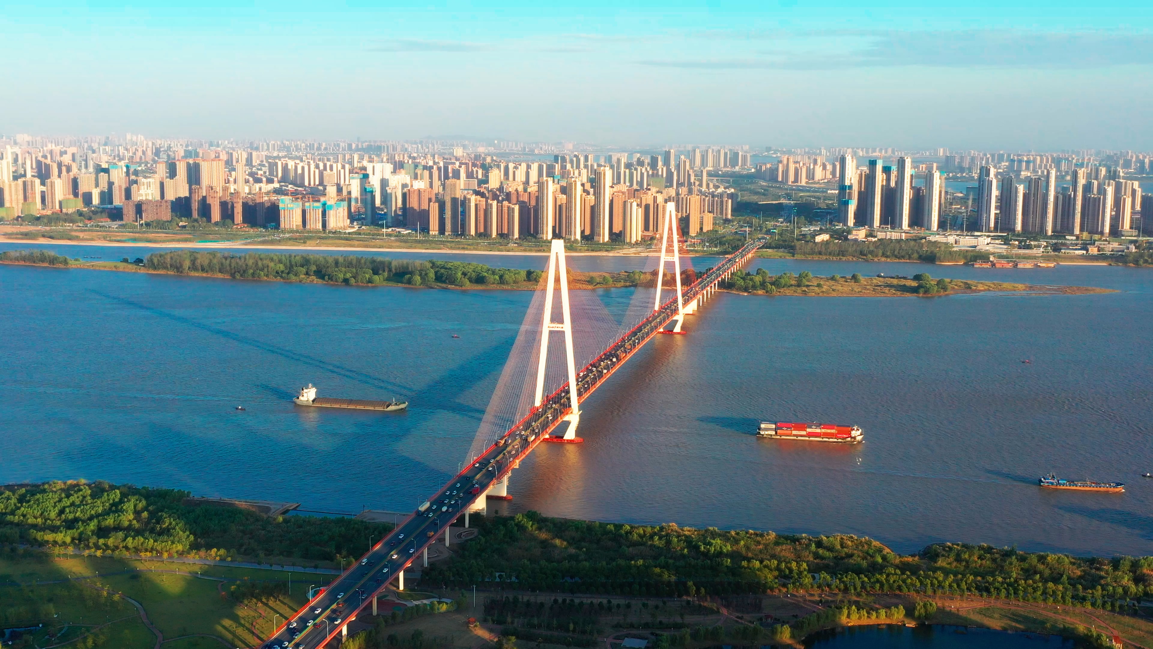 4K武汉城市地标白沙洲大桥航拍实拍视频视频的预览图