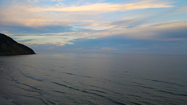 4K航拍大海船只意境晚霞空海天一线镜头视频的预览图
