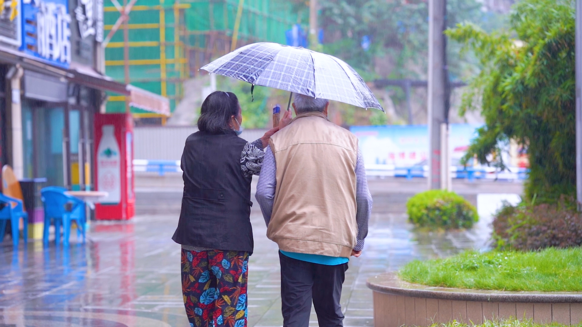 4k实拍下雨天撑伞行走的老人背影视频的预览图