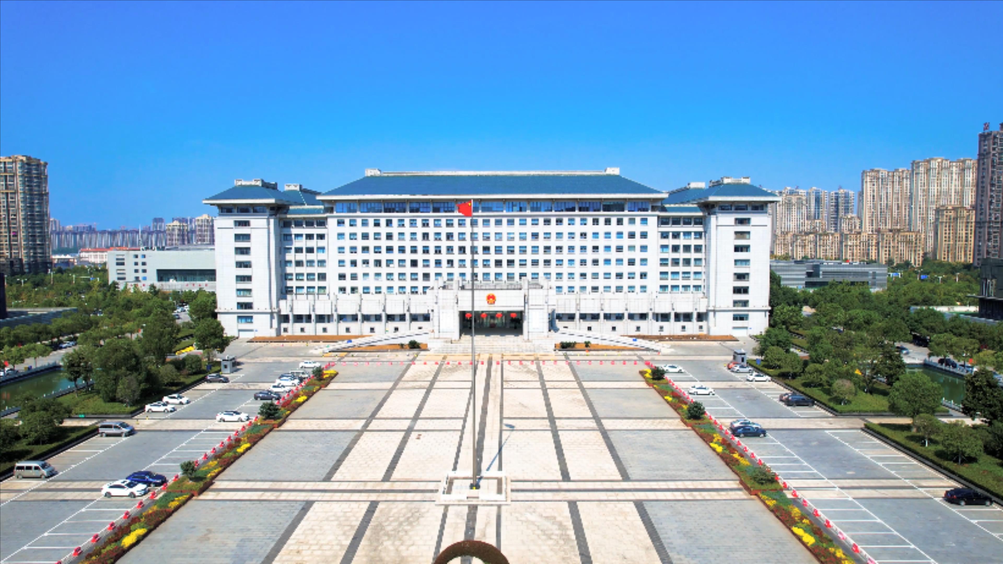 4K航拍安徽省滁州市地标建筑市政府大楼视频的预览图