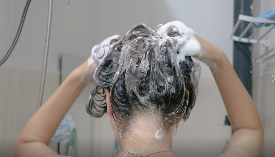1080女性沐浴洗澡洗头视频实拍视频的预览图