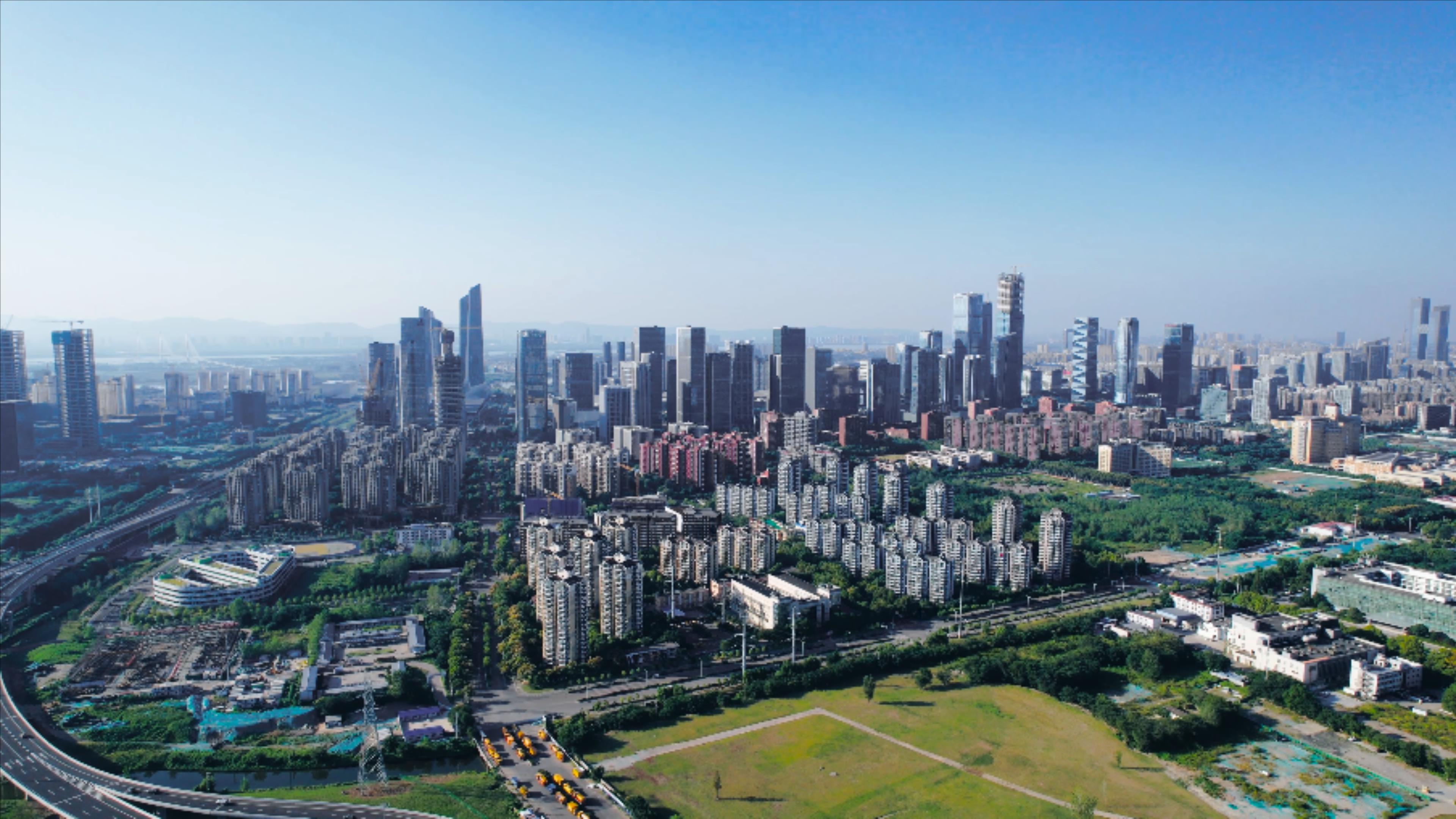 4K航拍南京市城市全景河西CBD金融中心视频的预览图