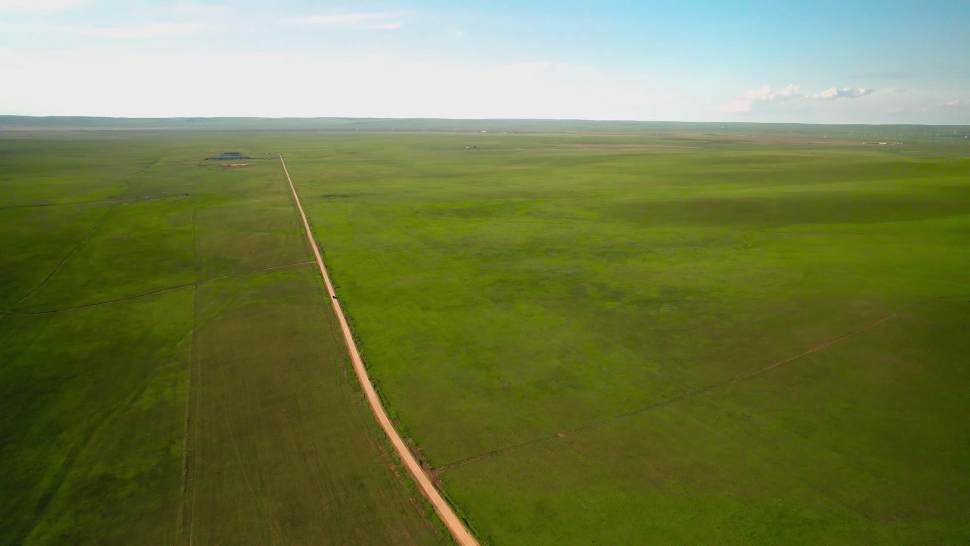 5.4k航拍高空鸟瞰辽阔的千里草原视频的预览图