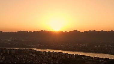 4k航拍日落夕阳金色天空河流风景视频的预览图