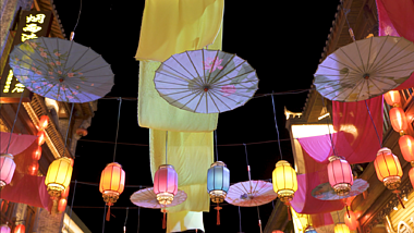 4K实拍洪江古城灯市纸伞油伞油纸伞视频的预览图