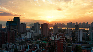 4K武汉城市居民楼起飞日落晚霞实拍视频视频的预览图