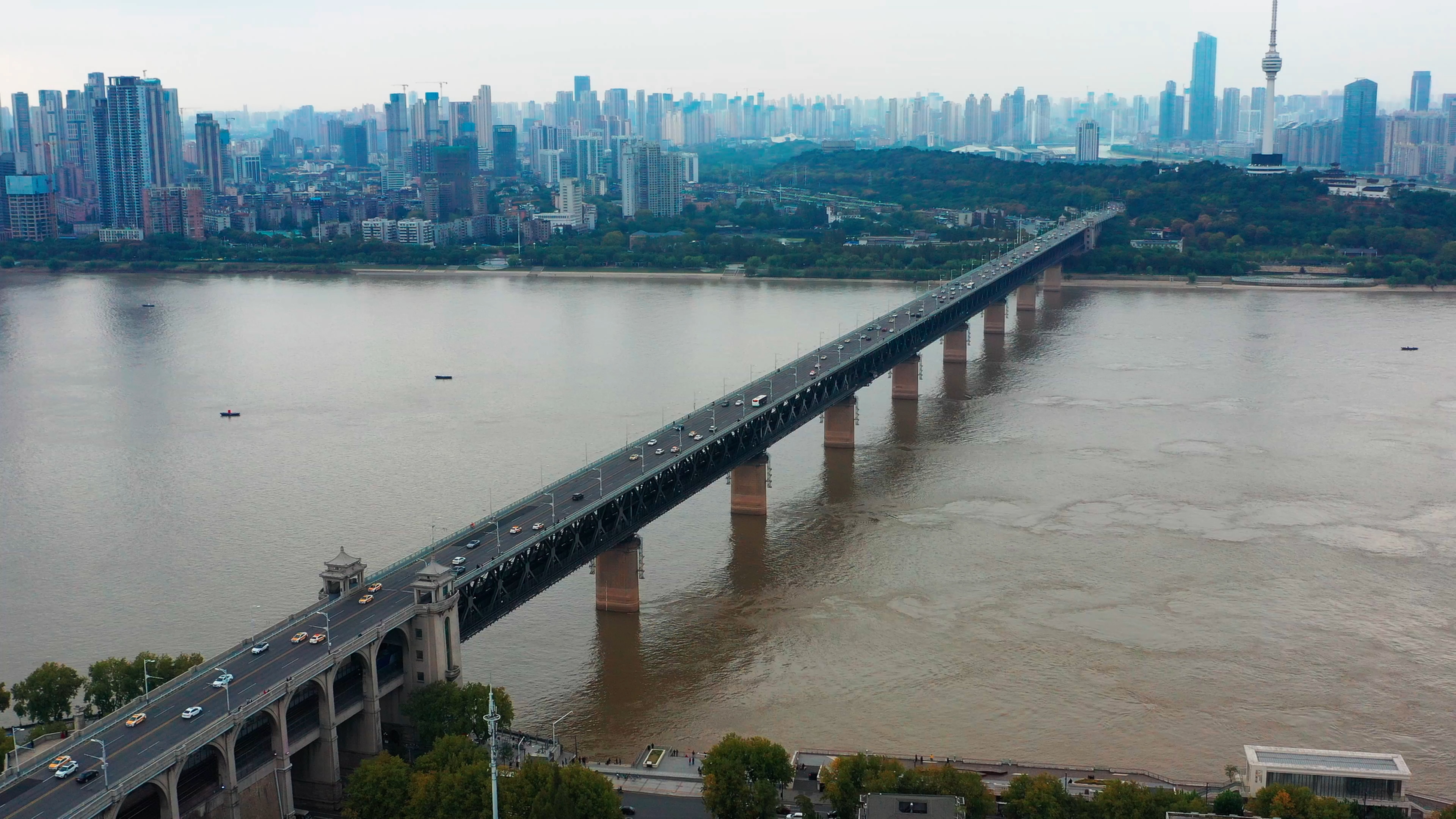 4K武汉城市建筑长江大桥航拍实拍视频视频的预览图