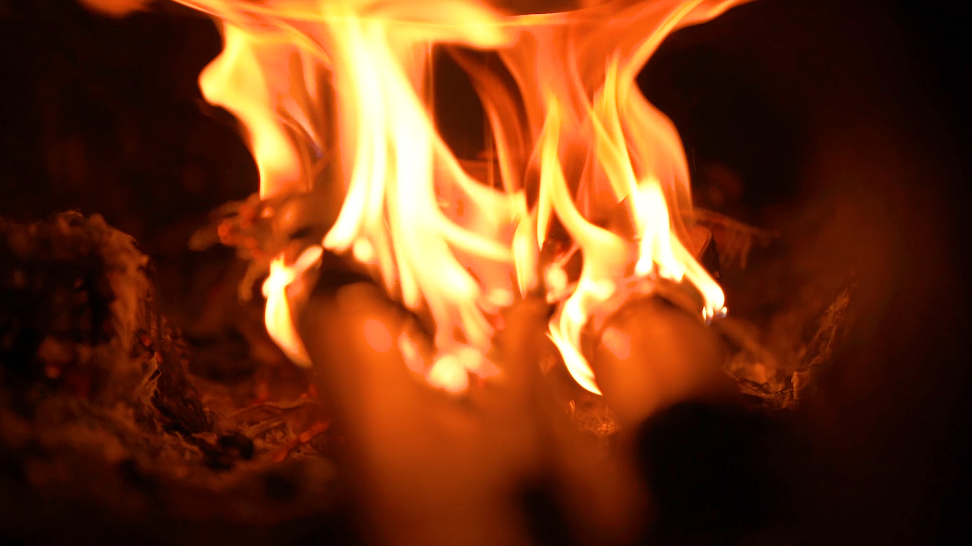 4K实拍火焰燃烧的篝火意境视频的预览图