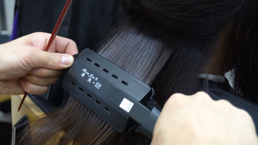 4K理发师熨烫头发美发实拍空镜头视频的预览图