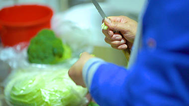 4k实拍厨房整理蔬菜做饭意境视频的预览图