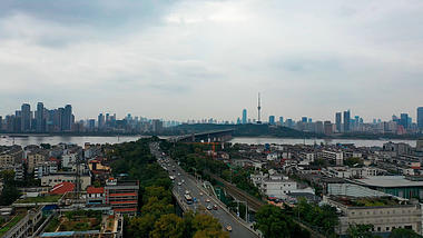 4K武汉城市阴天下的长江大桥实拍视频视频的预览图