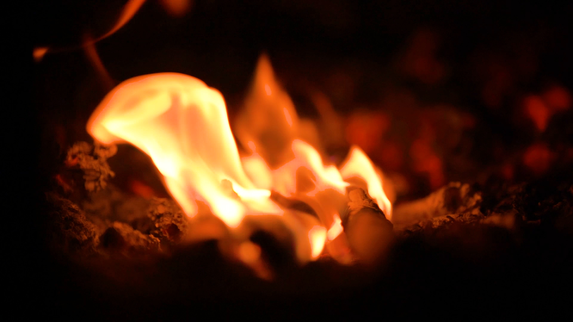 4K实拍意境燃烧的木材火焰视频的预览图