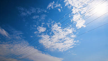 4K穿过蓝天白云的电缆延时摄影视频的预览图