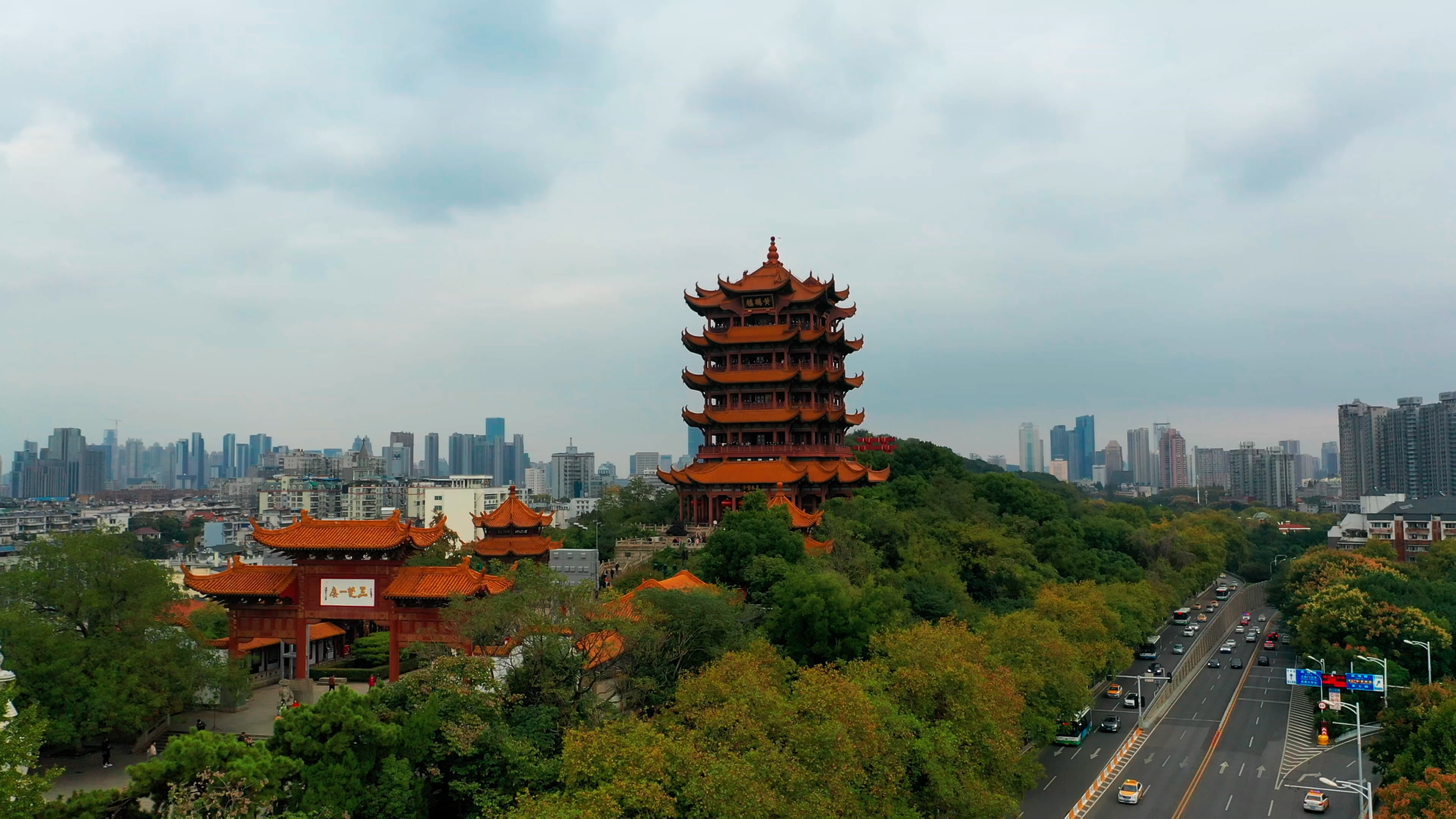 4K武汉城市阴天下的黄鹤楼航拍实拍视频视频的预览图