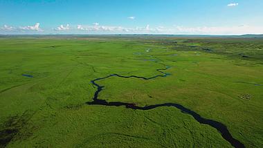 5.4k航拍美丽的草原上蜿蜒的河流九曲湾视频的预览图