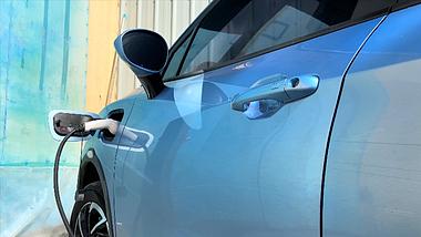 4K实拍新能源汽车充电低碳经济视频的预览图
