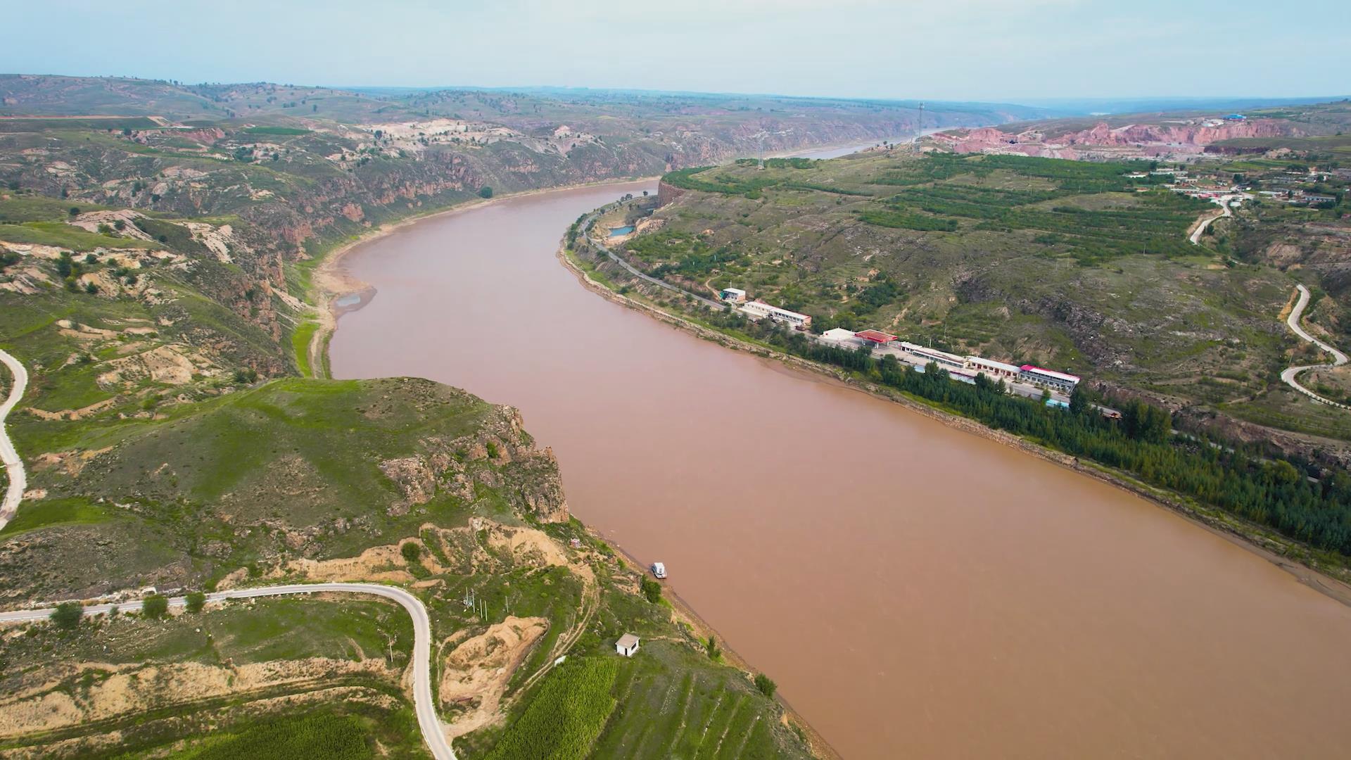5.4k航拍陕北黄土高坡上的黄河峡谷视频的预览图