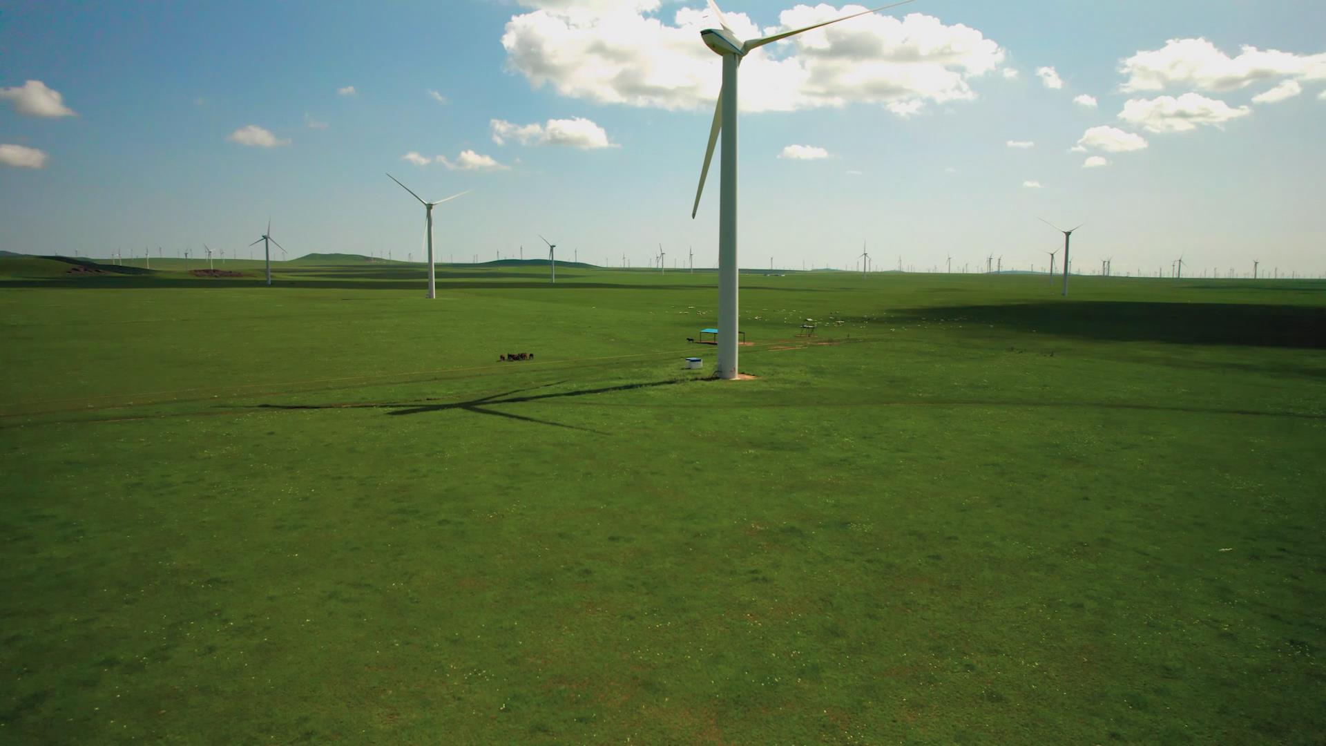 5.4k航拍内蒙古草原上的风力发电大风车视频的预览图