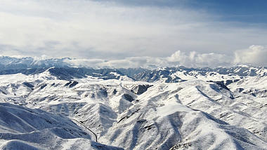 新疆雪山风景的4K航拍视频视频的预览图