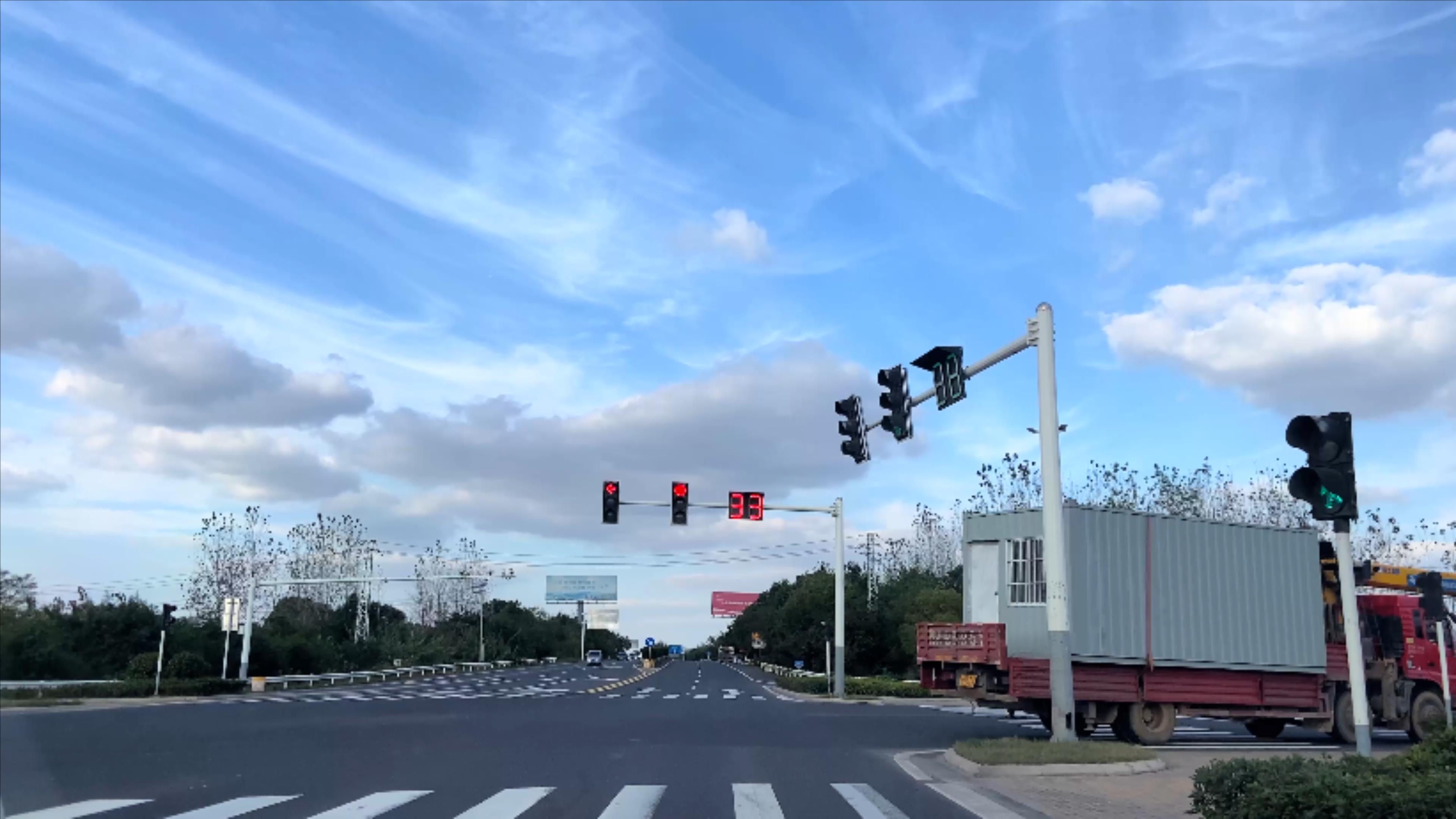 4K实拍城市交通路口交通信号灯视频的预览图