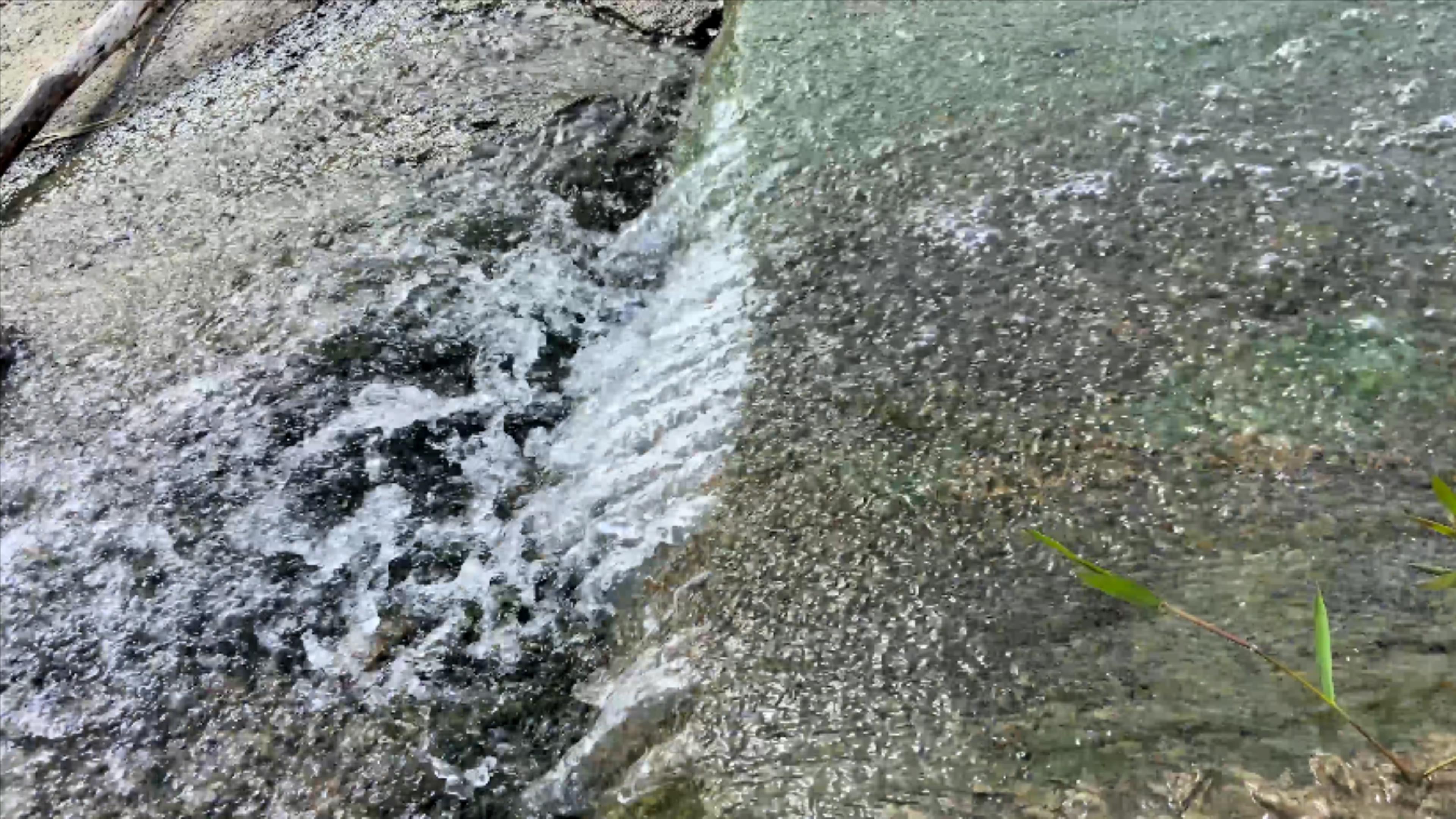 4K实拍山泉水溪流山上流水视频的预览图