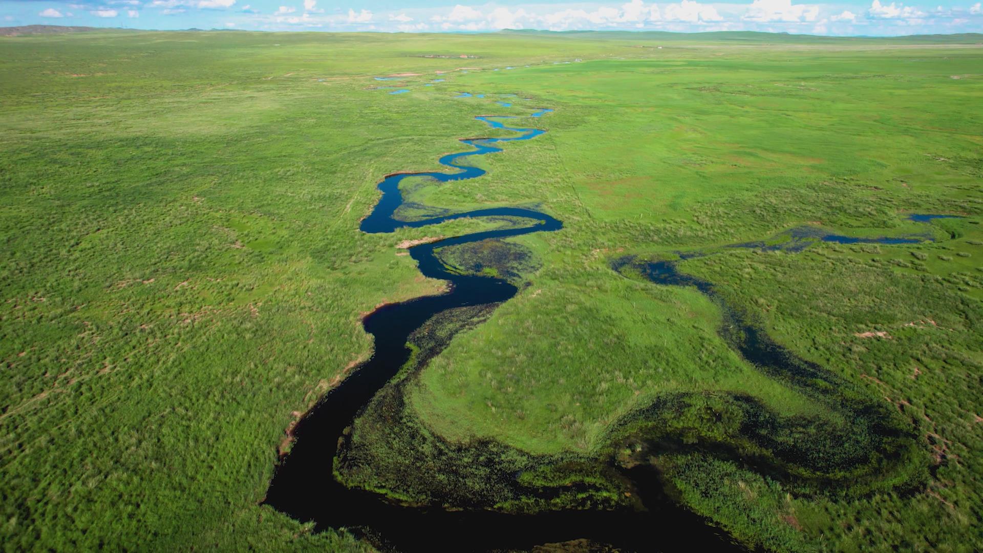 5.4k航拍辽阔的草原上蜿蜒的河流九曲湾视频的预览图