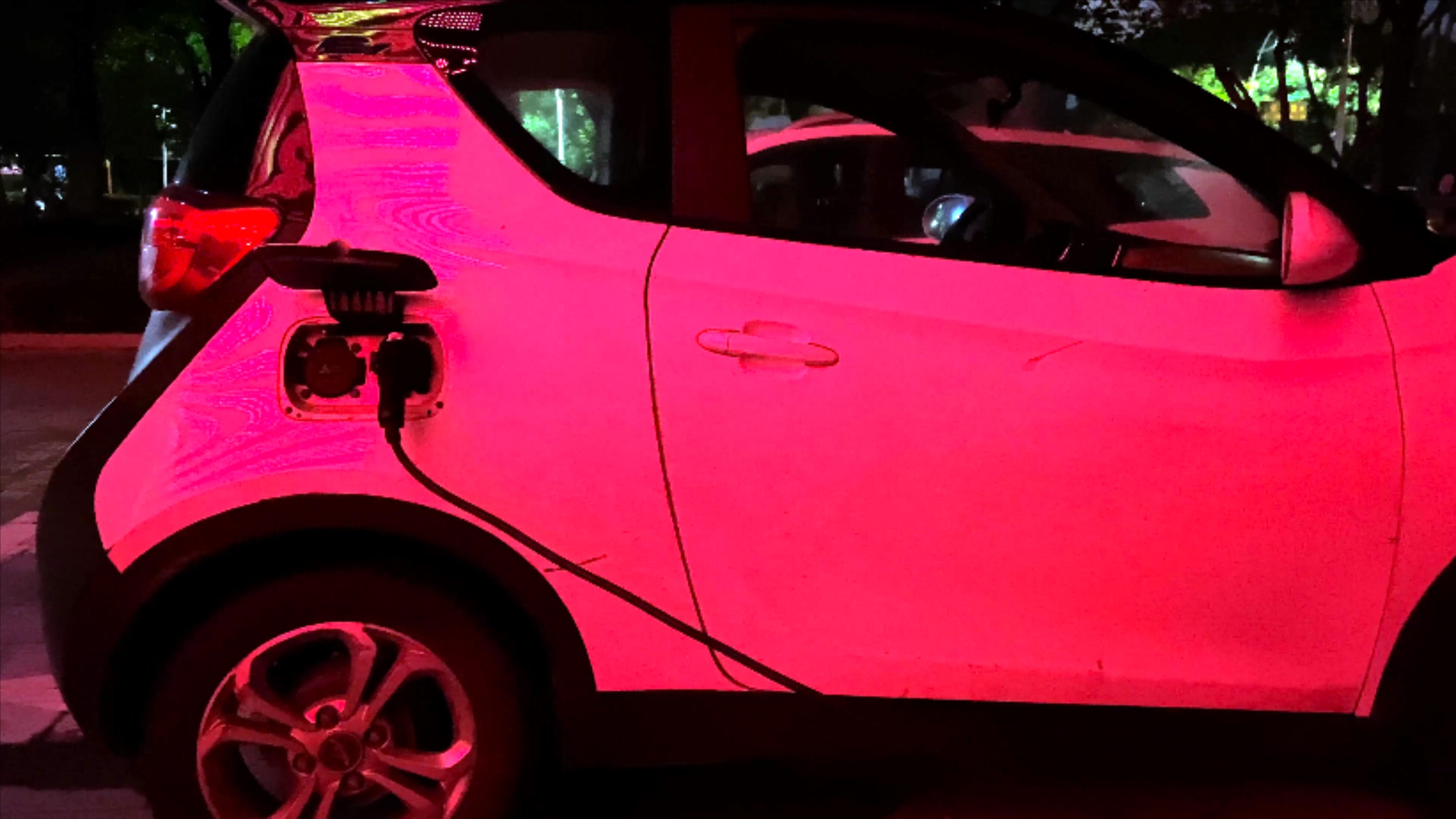 4K实拍新能源汽车充电桩夜景汽车充电视频的预览图