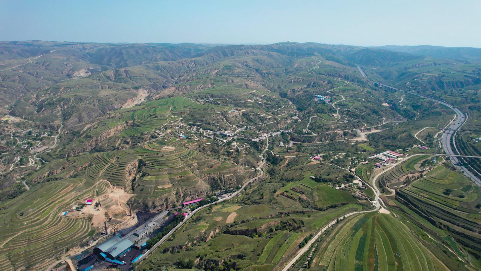 5.4k航拍陕北沟壑纵横的黄土高坡及农田视频的预览图