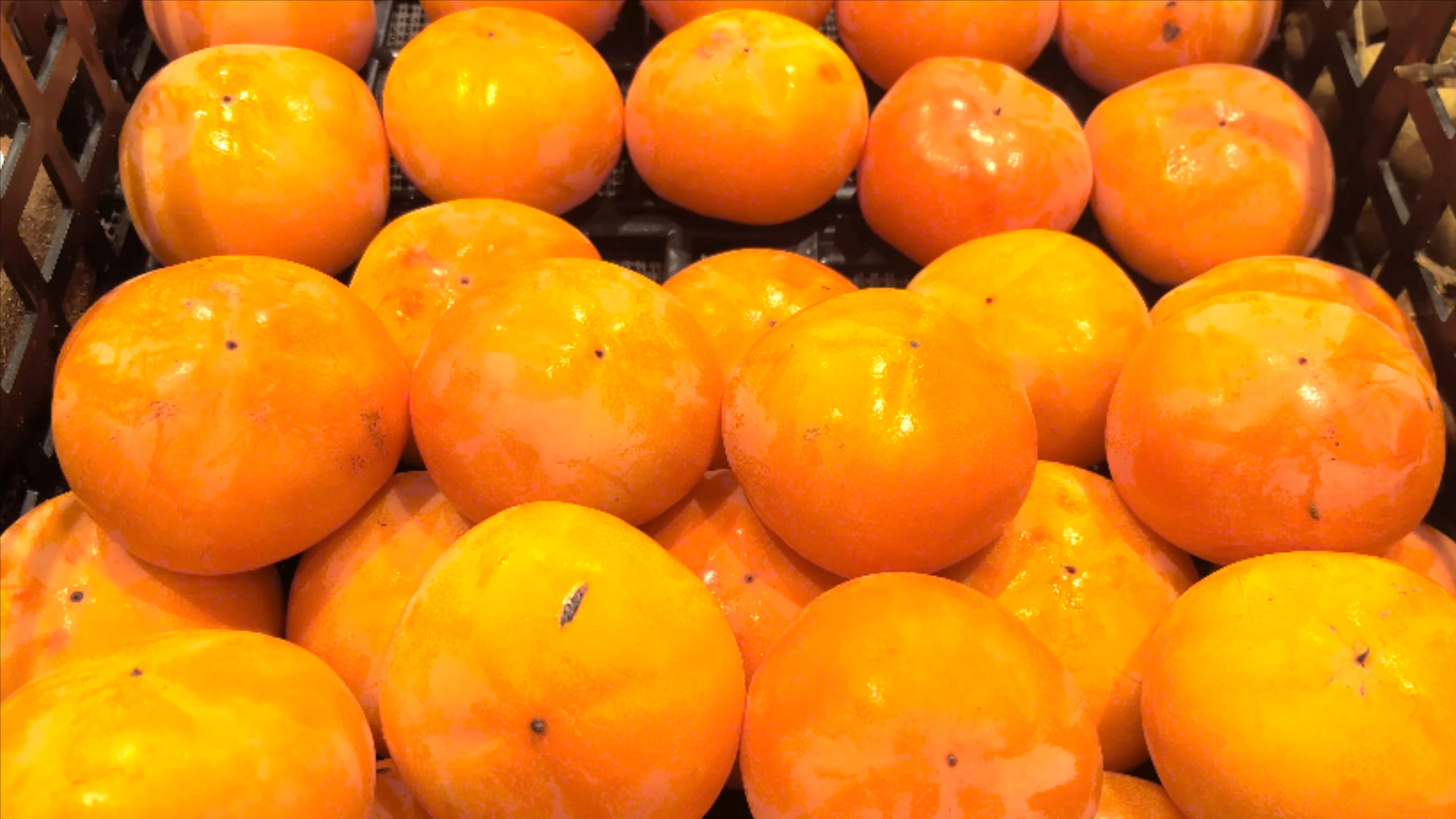 4K实拍美食水果秋天秋季水果柿子视频的预览图