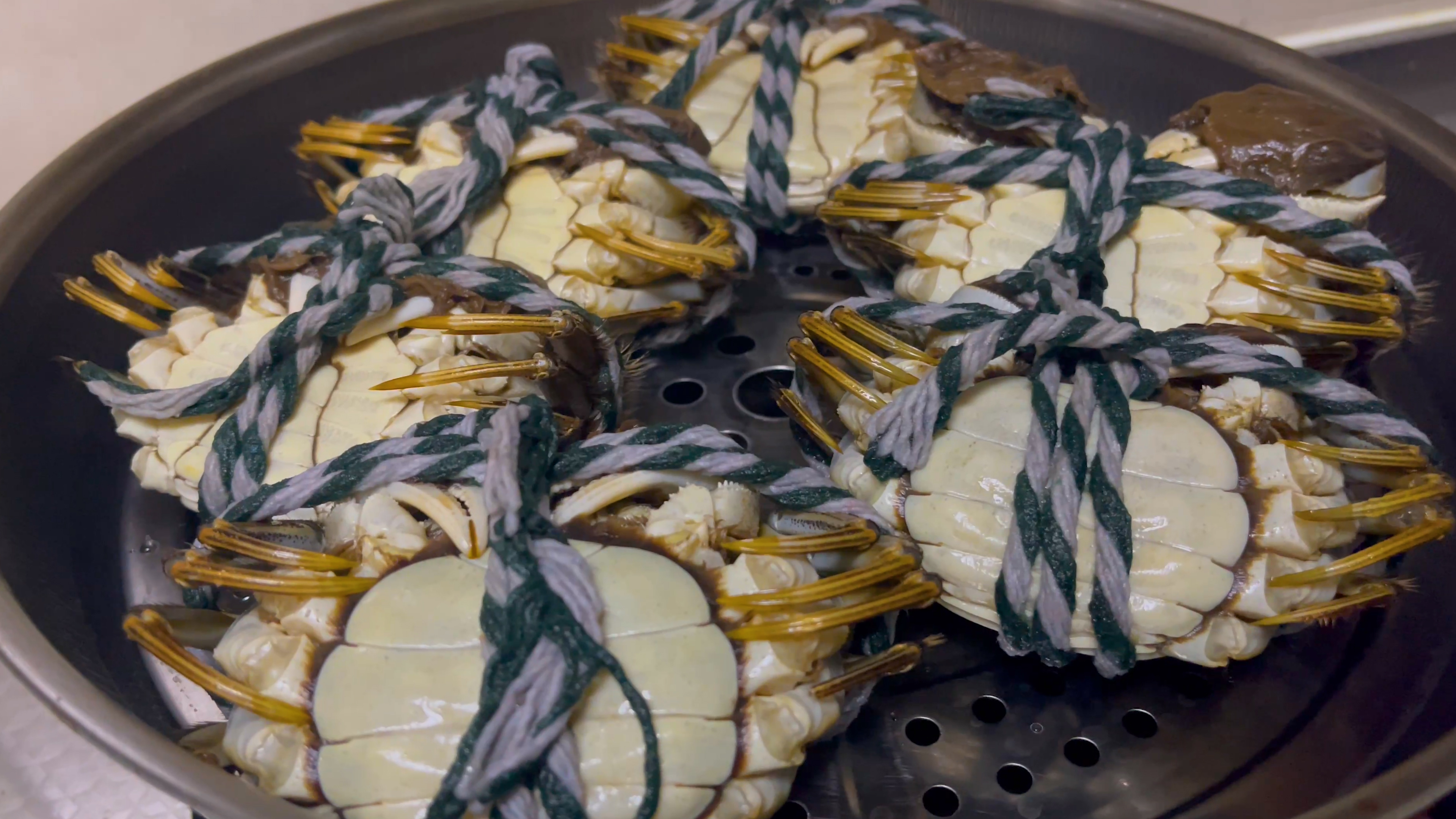 4k实拍美食美味清蒸大闸蟹视频的预览图