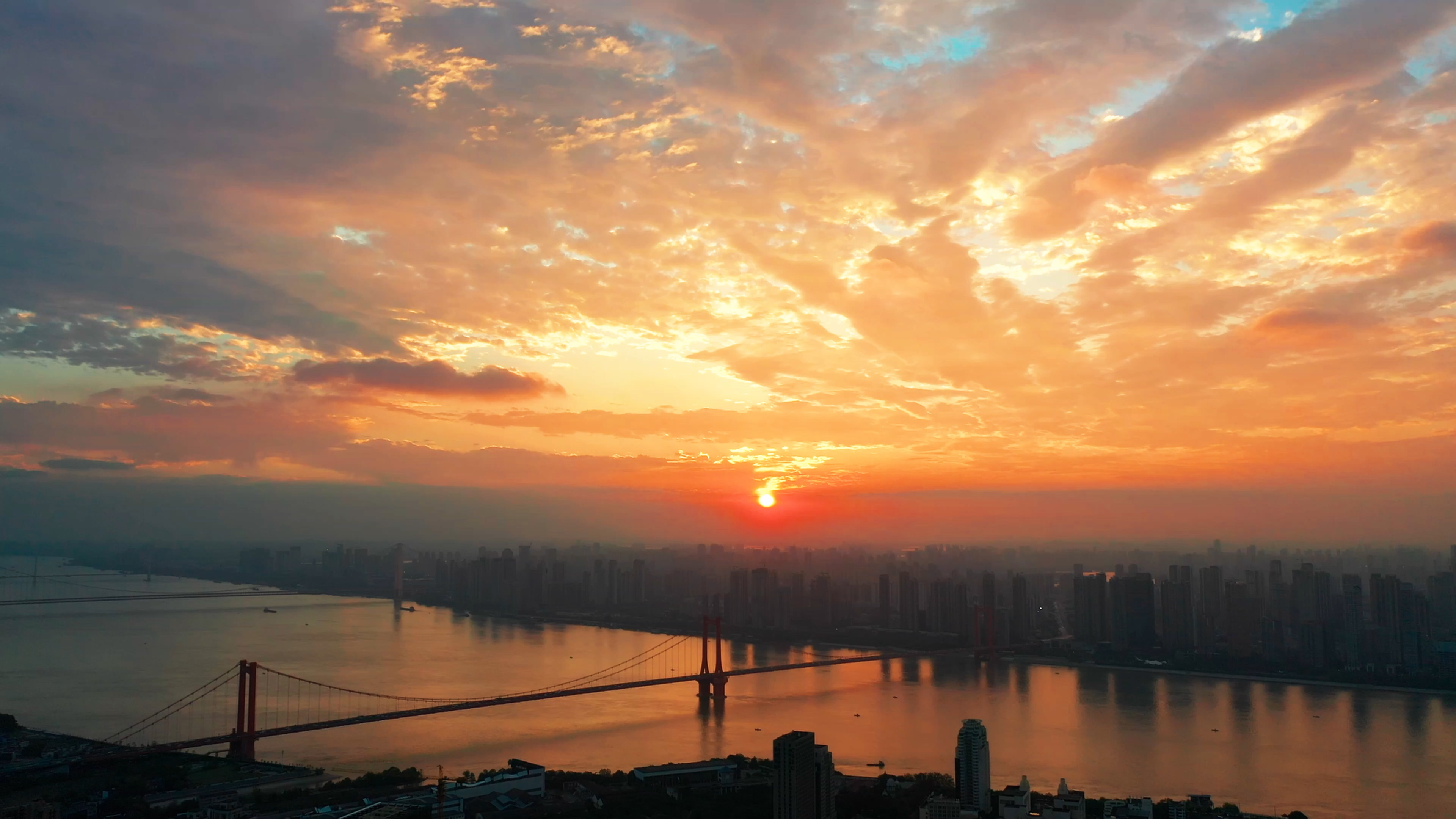 4K武汉城市震撼大气火烧云日落实拍视频视频的预览图
