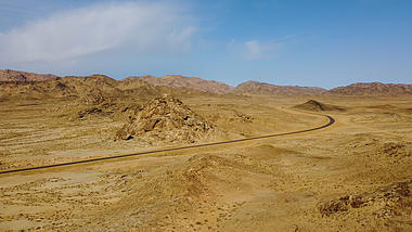 大西北荒漠公路航拍4K视频的预览图