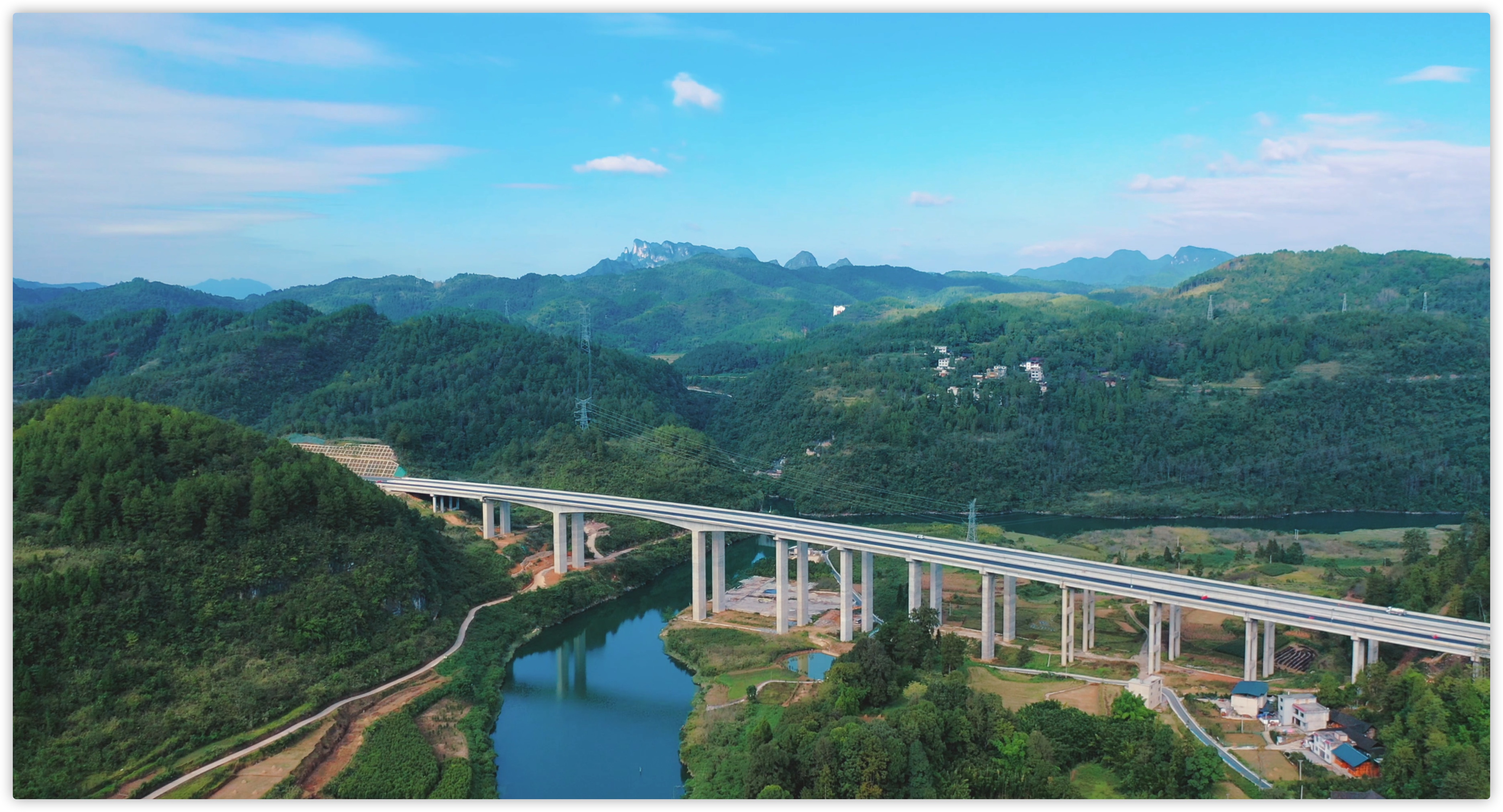 4k贵州铜仁绿水青山航拍视频的预览图