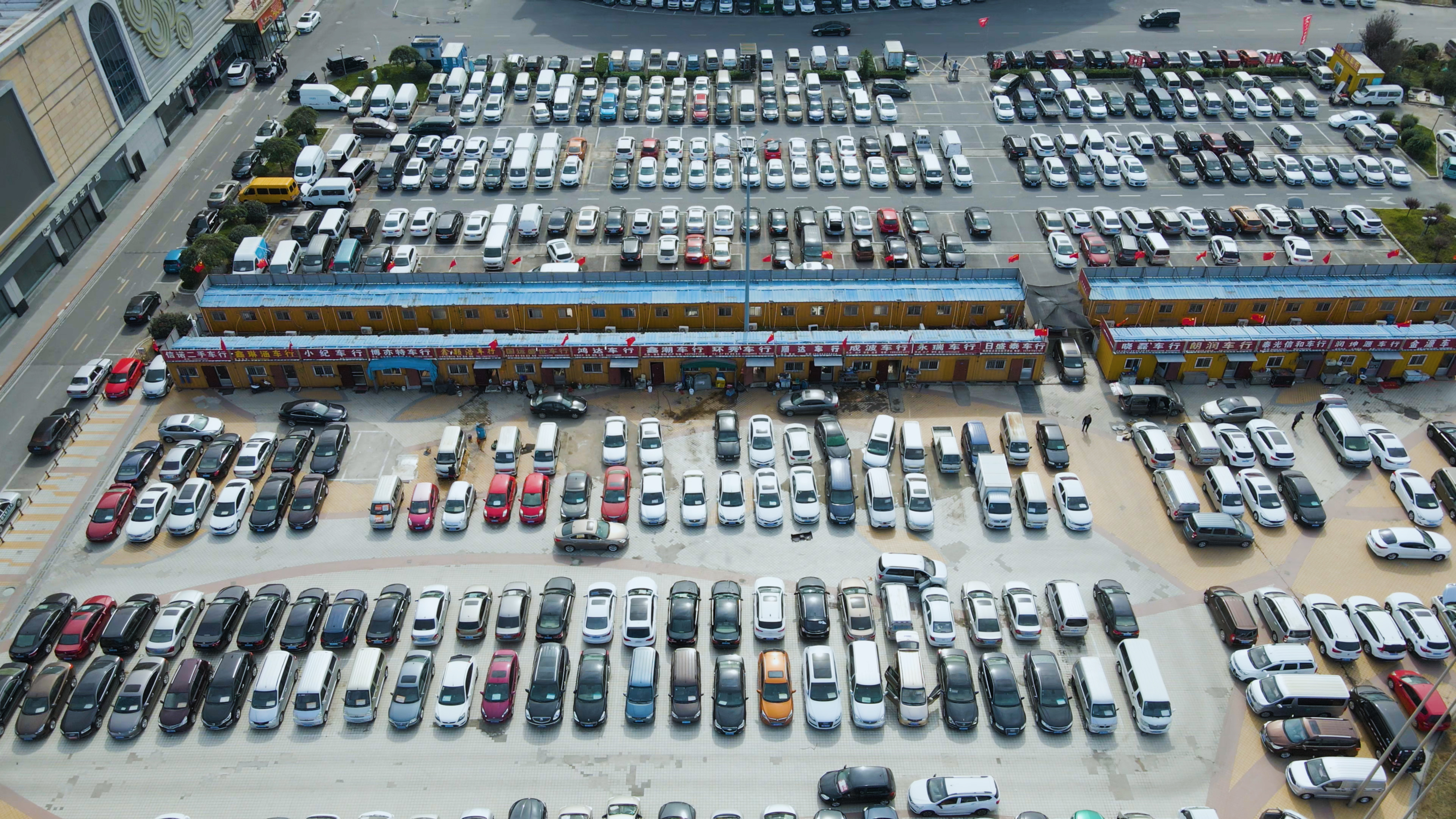 4K航拍城市大型停车场二手车市场视频的预览图
