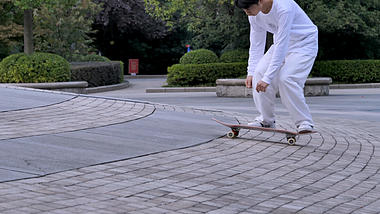 4K拍摄广场男孩滑板升格视频的预览图